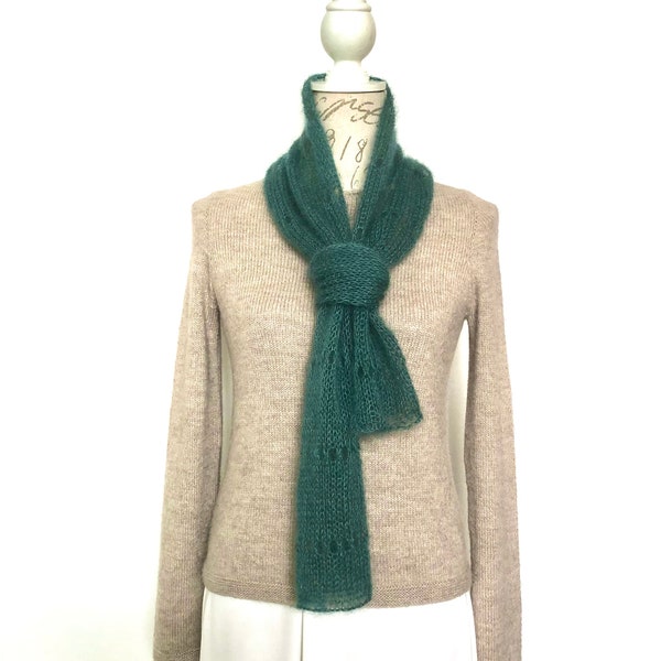 Echarpe foulard femme tricotée main en mohair et soie en maille aérée vert personnalisable