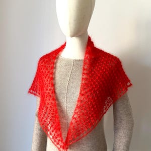 Châle écharpe triangel femme tricoté main en laine de mohair et soie maille aérée rouge coquelicot personnalisable bild 6