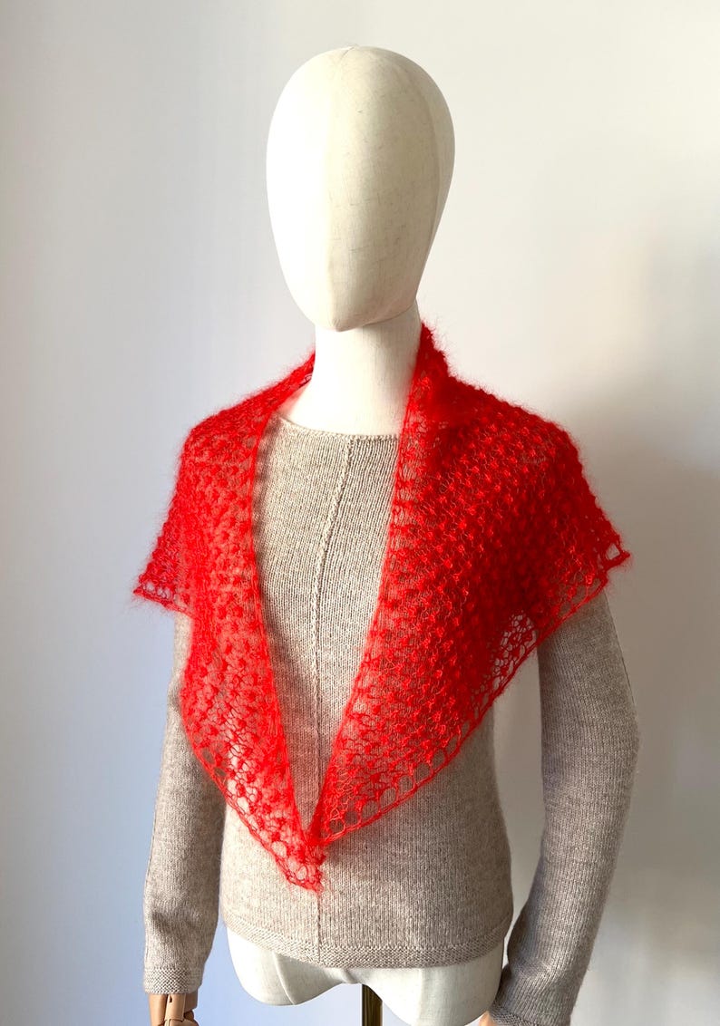 Châle écharpe triangel femme tricoté main en laine de mohair et soie maille aérée rouge coquelicot personnalisable bild 6