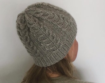 Bonnet d'hiver avec motif torsades tricoté main avec mélange laine mérinos mohair gris clair personnalisable