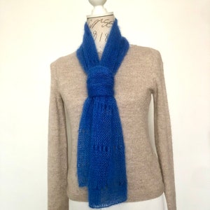 Echarpe foulard femme tricotée main en mohair et soie en maille aérée bleu royal cobalt personnalisable