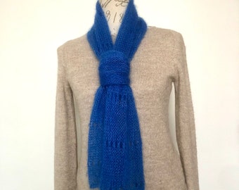 Écharpe foulard femme tricotée main en mohair et soie en maille aérée bleu royal cobalt personnalisable