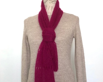 Echarpe foulard femme tricotée main en mohair et soie en maille aérée magenta rose foncé personnalisable