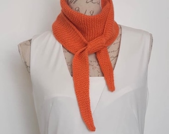 Foulard écharpe châle chèche tricoté main en cachemire et laine vierge d'agneau couleur abricot ou orange claire