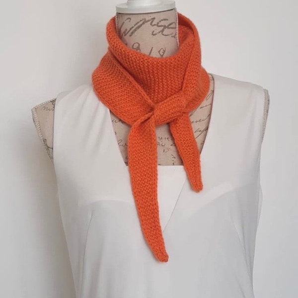 Foulard écharpe châle chèche tricoté main en cachemire et laine vierge d’agneau couleur abricot ou orange claire