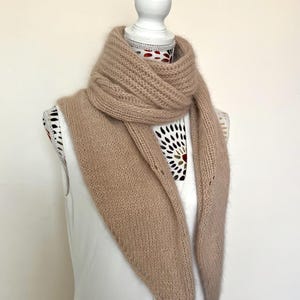 Châle écharpe triangle tricotée main en angora beige rosé - foulard femme avec motif texturé