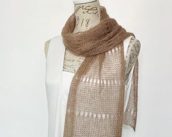 Écharpe foulard femme tricotée main en mohair et soie en maille aérée beige claire personnalisable