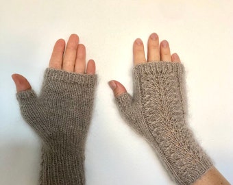 Mitaines avec doigt motif dentelles tricotées main en alpaga et mohair beige personnalisable