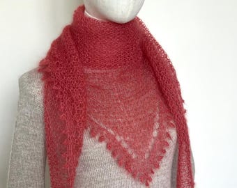 Châle écharpe triangle femme tricotée main en mohair et soie maille aérée et bordure picot