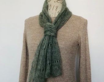 Écharpe foulard femme tricotée main en mohair et soie en maille aérée vert gris sauge personnalisable