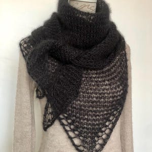 Châle long triangel étole femme tricoté main en mohair et soie noire personnalisable