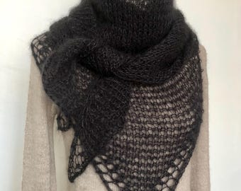 Châle long Triangle étole femme tricoté main en mohair et soie noire personalizable