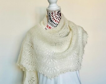 Châle mariage motif dentelles tricoté main en mohair et soie - étole romantique couleur blanc écru crème