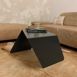 Metalowy stolik boczny, stolik w stylu vintage, stolik kawowy, meble wypoczynkowe, stół designerski, meble przemysłowe, stolik sofa, stół na poddaszu, stół do salonu