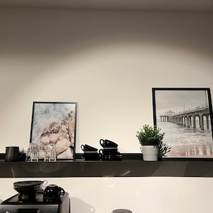 minimalistisches Schweberegal in Deiner Wunschfarbe, Bilderleiste aus Metall von 30 bis 295 cm in verschiedenen Farben, individuelles Regal Bild 3