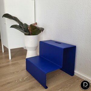 Taburete de metal de diseño – asiento y mesa auxiliar | Recubierto de polvo | Loft - Vida moderna