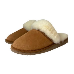 Braune Pantoletten aus Schaffell | Bequeme Winterpantoffeln für Damen und Herren | Handgefertigte Hausschuhe mit rutschfester Sohle