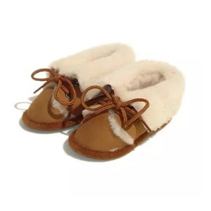 Braune Babyschuhe aus Schaffell | Weiche und warme pelzige Hausschuhe | Handgefertigte rutschfeste Schuhe
