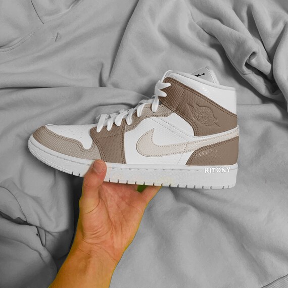 Custom Painted Jordans MOCHA BROWN Beige tinten - Etsy België