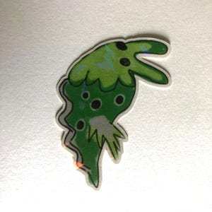 Lumaca di mare con bandiera aromatica / Adesivo o spilla con animale dell'orgoglio carino / Regalo LGBTQ+ Cottagecore / Creatura oceanica kawaii queer