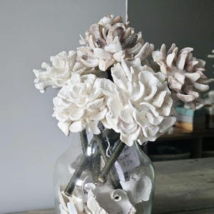 Kwiaty z muszli morskich z drewnianymi łodygami