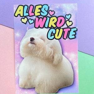 Könnte beinhalten: Eine Grußkarte mit einem flauschigen weißen Hund und dem Text "ALLES WIRD CUTE". Der Text ist in bunten Buchstaben mit Herzakzenten auf einem pastellfarbenen lila und blauen Hintergrund.