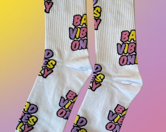 Tennis socks: "Bad Vibes Only"