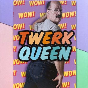 Könnte beinhalten: Ein rechteckiger Druck mit einem Mann in grauem Hemd und blauer Jeans, mit dem Text "TWERK QUEEN" in Orange und Blau. Der Hintergrund ist lila mit "WOW!" in Gelb.