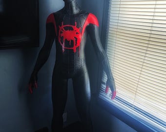 Estatua de Spiderman de Miles Morales a tamaño real