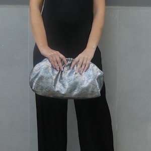 Cartera de mano Dumpling de cuero metalizado plateado oscuro hecha a mano, bolso de nube de cuero, bolso retro de gran tamaño con forma de bola, bolso de noche