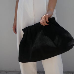 Handgefertigte Wildleder-Knödel-Clutch in Mokka-Mousse-Schokolade-Braun-Schwarz-Farben, Lederwolkentasche Oversize-Puffball-Retro-Geldbeutel