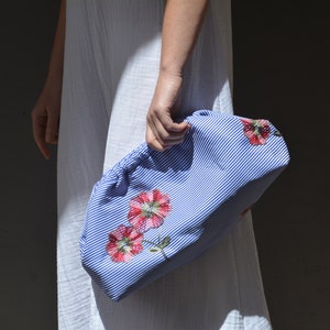 Clutch veraniego con diseño de nubes y flores a rayas, Bolso de algodón con rayas blancas y azules y flores bordadas, Bolso de mano de gran tamaño y moderno, Monedero retro grande