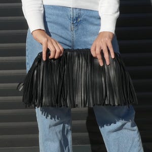 Handgemachte schwarze Echtleder Quaste gerahmte Clutch, Große Wolkenledertasche mit Quasten, Übergroße Puffball Retro Dumpling Geldbörse