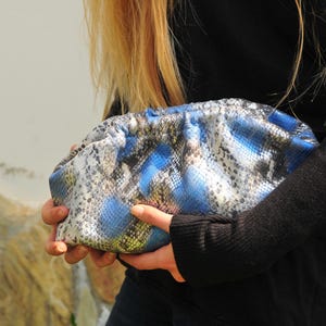 Handgefertigte Schlangen Print Leder Wolke Clutch - Geraffte Beutel, Geschenk für Sie