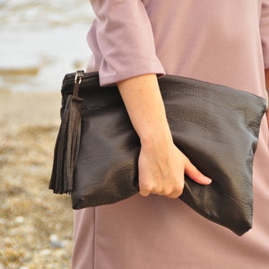 Grand sac à main en cuir véritable fait main de couleur marron, pochette de sac de soirée zippée, sac à main pliable Sac à main en cuir souple avec décor de glands
