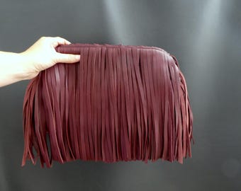 Burgunderfarbene Clutch aus echtem Leder mit Fransen, große Wolkentasche aus Leder mit Quasten, handgefertigte übergroße Retro-Knödel-Geldbörse