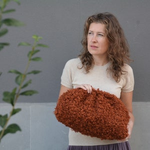 Gelockte Stoff Dumpling Clutch in Elfenbein schwarz braun, Mini Midi Wolke Plüschtasche, Oversized krause weiche Handtasche, Kunstfell Retro große Geldbörse