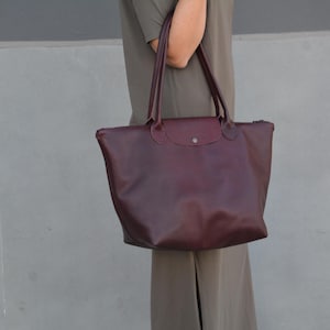 Sac à main en cuir bordeaux fait main pour femme, sac de week-end, grand sac fourre-tout en cuir pour la nuit, sac à main de bagage à main, grand sac pour ordinateur portable de travail