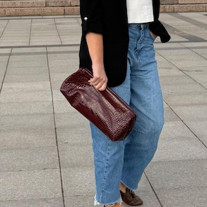 Vinröd kuvertväska i läder med krokodilprägling – East West Frame Bag