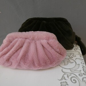 Weiche Kunstpelz Knödel Wolke Clutch Geldbörse in 2 Größen, flauschige Tasche für Frauen Mini Midi Maxi Größe, Teddy Handtasche, luxuriöse Mode Geldbörse Geschenk