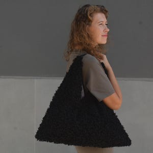 Japanische Origami-Tasche aus gelocktem Stoff, Große Plüsch-Einkaufstasche aus Kunstpelz, Gelockte weiche Tasche für Frauen, Schwarze Alltags-Slouchy-Schultertasche