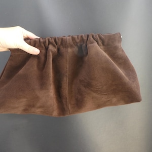 Cartera de mano Dumpling de piel de ante hecha a mano en colores marrón chocolate, negro y mousse de moca, bolso de nube de cuero, bolso de mano retro de gran tamaño con marco tipo globo