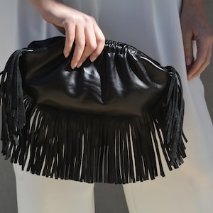 Handgemachte schwarze Echtleder Quasten Mini Wolke Clutch, Leder kleine Knödeltasche mit Quasten, Puffball Retro Fransen Handtasche aus Wildleder