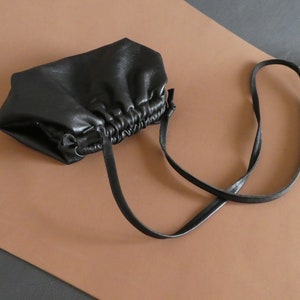 Mini schwarze Wolke Tasche, echtes Leder Umhängetasche, Knödel Hobos Tasche, Sling Schultergurt, Geschenk für Freundin, lässige Tasche, tägliche Tasche