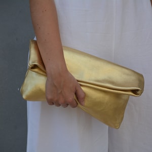 Grand sac à main pliable en cuir doré métallisé pour femme, pochette surdimensionnée en cuir solide dorée, pochette en cuir polyvalente