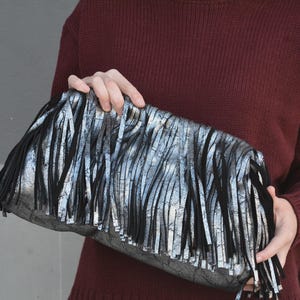 Cartera de mano con marco de flecos de cuero genuino negro y plateado hecha a mano, bolso de nube grande de cuero con borlas, bolso Dumpling retro de gran tamaño