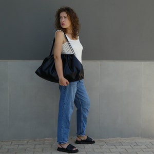 Handgemachte schwarze Echtleder Crossbody Dumpling Clutch, Leder Wolke Tasche, Extra große Puffball Handtasche, Retro Hobo Geldbörse