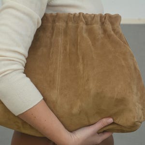 Cartera de mano Dumpling de piel de ante hecha a mano en colores marrón chocolate, negro y mousse de moca, bolso de nube de cuero, bolso de mano retro de gran tamaño con marco tipo globo