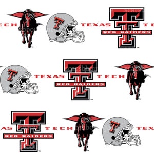 Peut inclure: Un fond blanc avec un motif répété de logos de l'Université Texas Tech. Les logos comprennent un "T" rouge et noir avec les mots "Texas Tech" et "Red Raiders" en rouge. Il y a aussi une image rouge et noire d'un cavalier masqué sur un cheval.