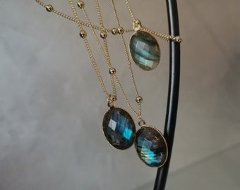 Collier Bohème Pierre Naturelle Labradorite Chaine Satellite Plaqué Or 24 Carats Pendentif Ovale Serti